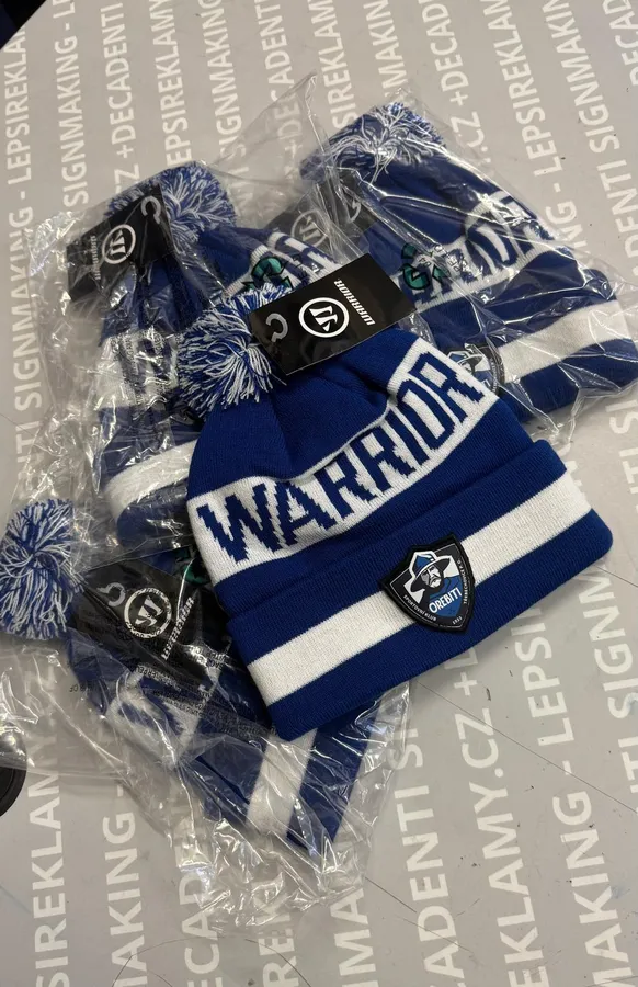 Čepice s nápisem Warrior – reklamní sportovní merchandise