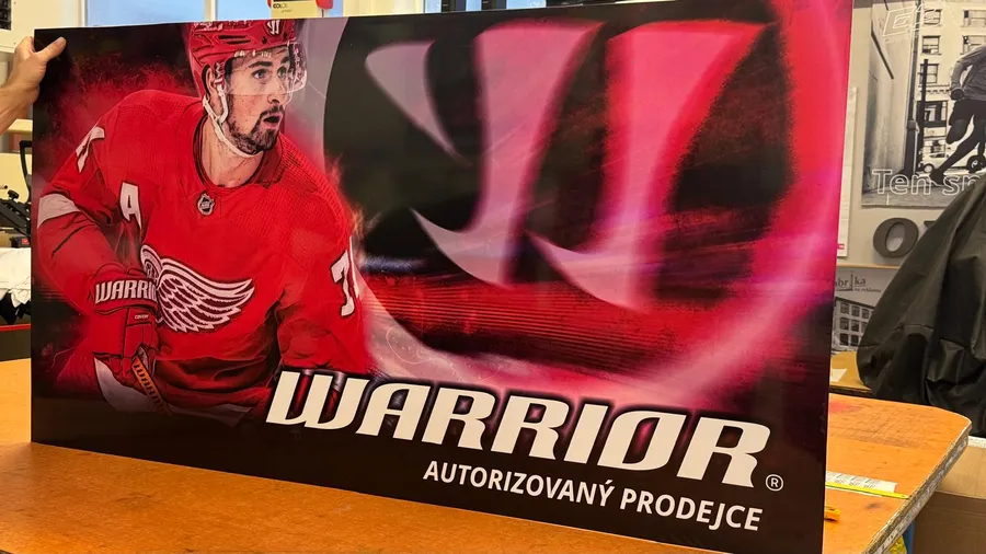 Hokejový hráč Detroit Red Wings s reklamou Warrior – autorizovaný prodejce