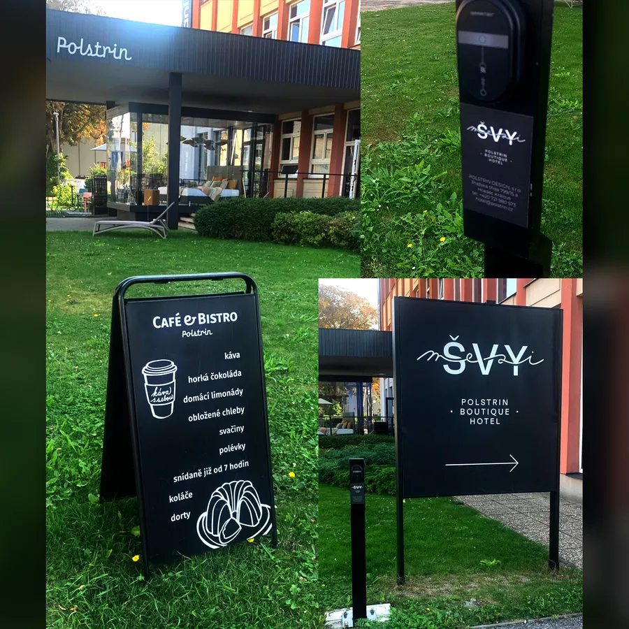 Venkovní poutač Café & Bistro mezi ŠVY – reklamní stojánek s logem