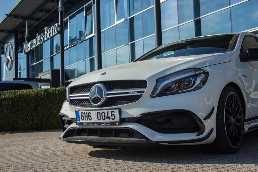 Bílé auto značky Mercedes-Benz
